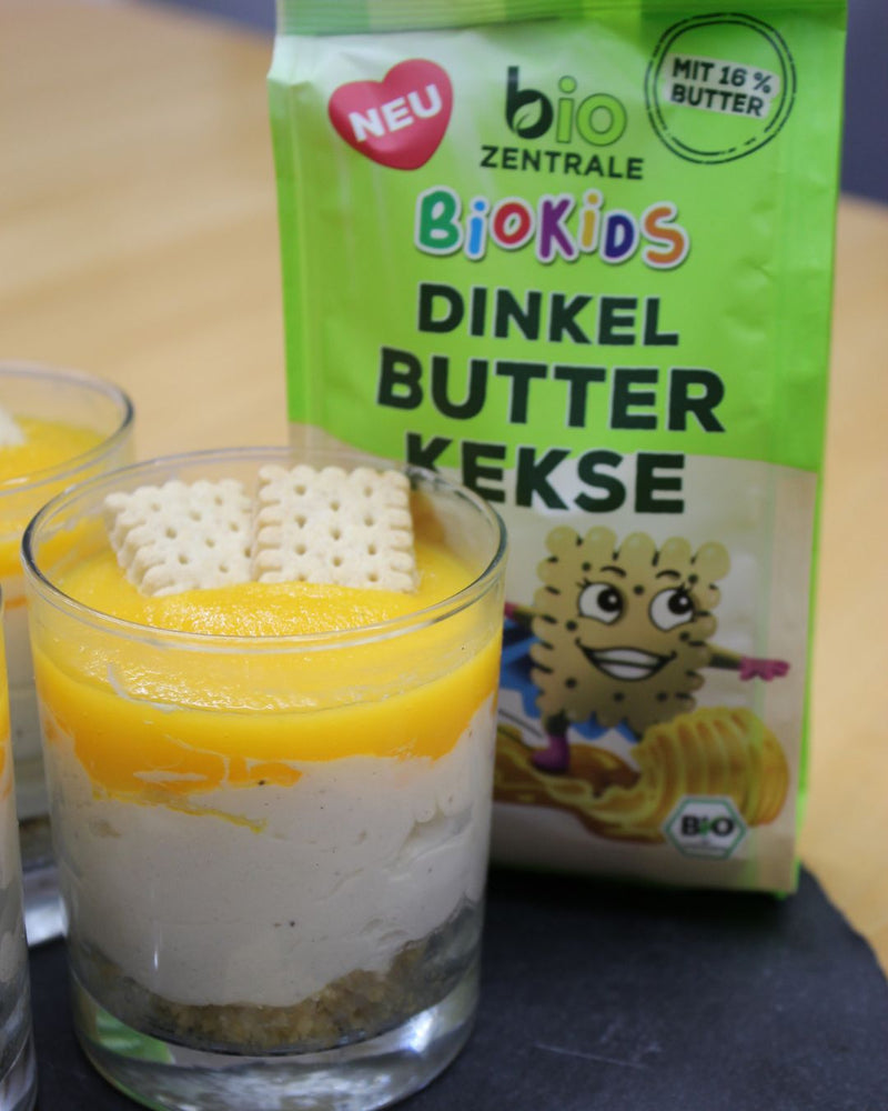 Cheesecake im Glas mit Butterkeksen und Mango