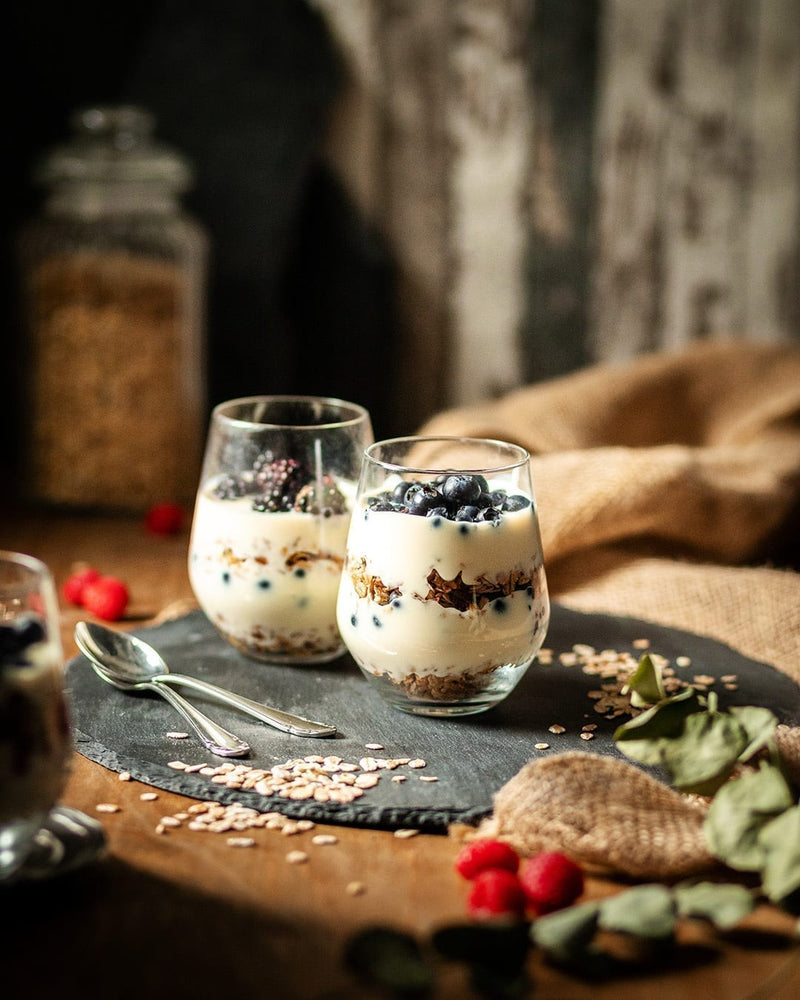Beeren-Schichtdessert mit selbstgemachtem Granola