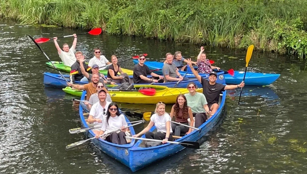 Lotao-TeamBild mit Kanus auf der Spree