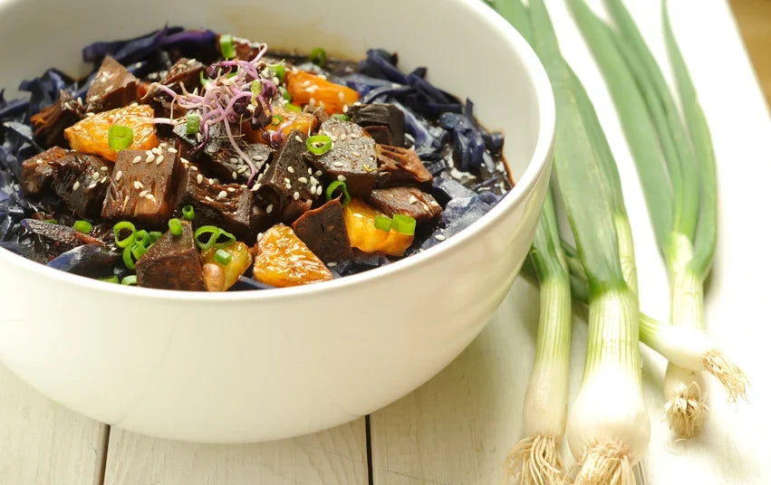 Rotkohl asiatischer Art mit Jackfruit und Mango