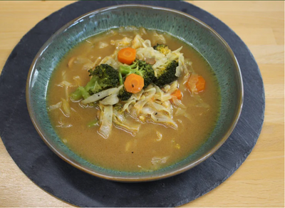 Thai-Kokos-Suppe mit Gemüse