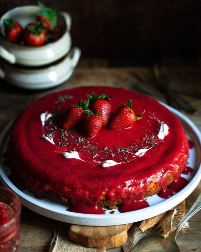 Cremiger Käsekuchen mit Keksboden und Erdbeeren